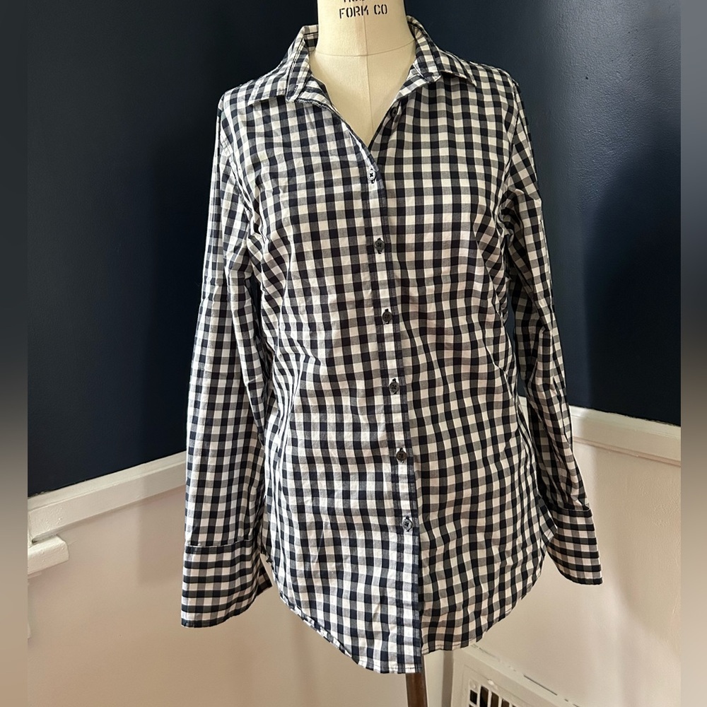 Banana Republic Riley Tailored fit black gingham button up shirt, size 8